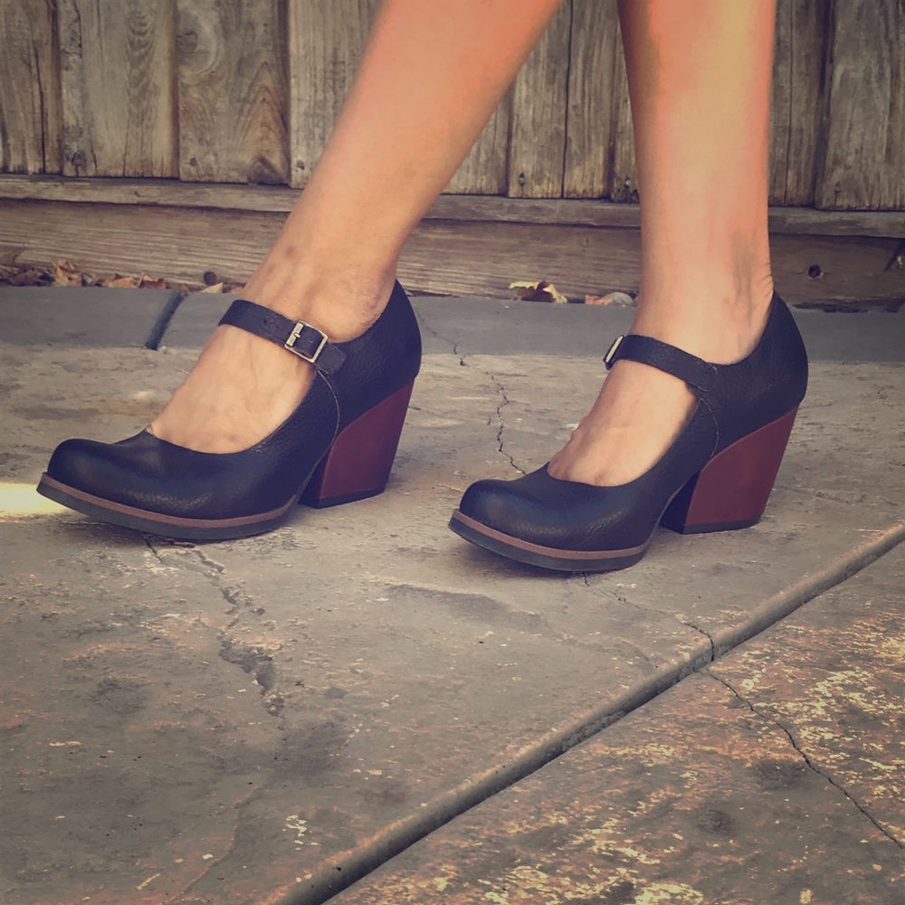 Like new! Brown leather Mary Janes 8.5